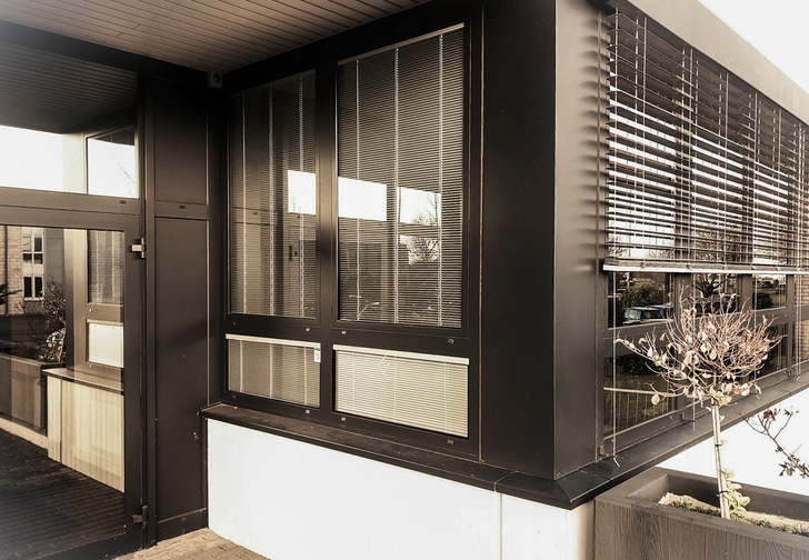  Hier ein Eingangsbereich links mit wartungsfreien Jalousien-Isoliergläsern und rechts mit außenliegendem Sonnenschutz.