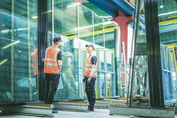 Der Glassolutions-Standort Bamberg ist wie die beiden ­anderen Standorte auf die ­Herstellung von Isolierglas und ESG spezialisiert und ­bedient den deutschen Fenster­markt. - © Foto: DNA Photographers
