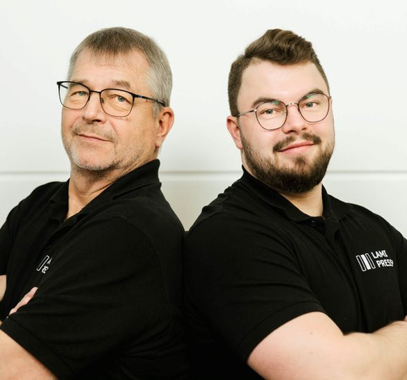 Firmengründer Michael Muschiol (l.) und sein Sohn Alexander haben ihre innovative Laminier-Technologie „LamiPress“ in den vergangenen 15 Jahren für hochwertige Laminate mit PVB- und SGP-Folien perfektioniert. - © Fotoverbundglas Marl GmbH
