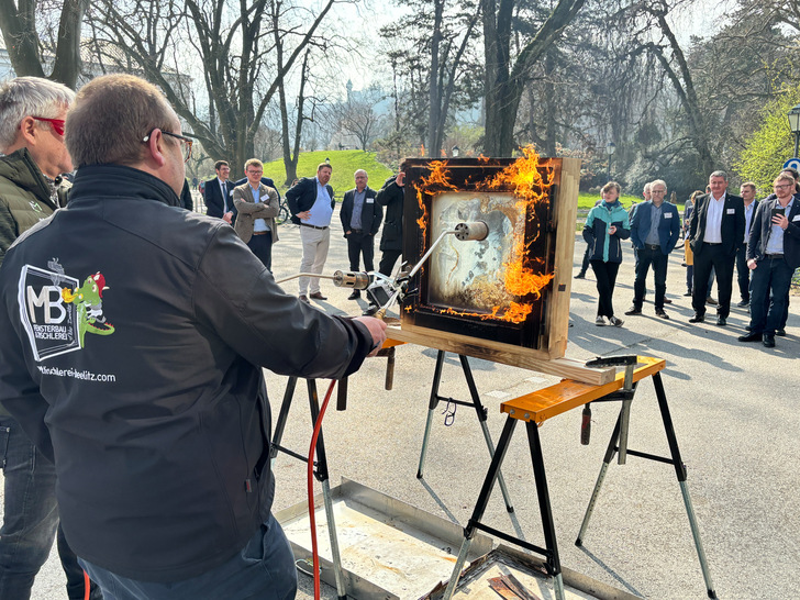  Die Ausstellung bot wieder genügend Raum für Gespräche und Netzwerkpflege. Diesmal konnte das Publikum auch einen Brandversuch und einen Einbruchsversuch der Hauptsponsoren MB Fensterbau und Roto miterleben.