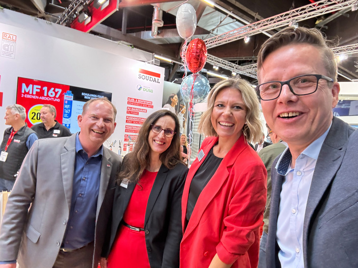 Die Messe zur Premierenfeier genutzt: Harald Lüdtke von Soudal (l.) mit Elke Harreiß, Nicole Neuendorf und GW-Chefredakteur Daniel Mund