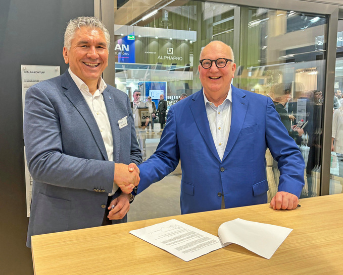 Der Abschluss der Kooperation wurde auf der Fensterbau Frontale am Gealan-Messestand besiegelt: (v.l.) Ivica Maurović, Sprecher der Gealan-Geschäftsführung, und Martin Meesenburg, Inhaber und Geschäftsführer der gleichnamigen Gruppe, bündeln die Kompetenzen der beiden Unternehmen. - © Daniel Mund / GW
