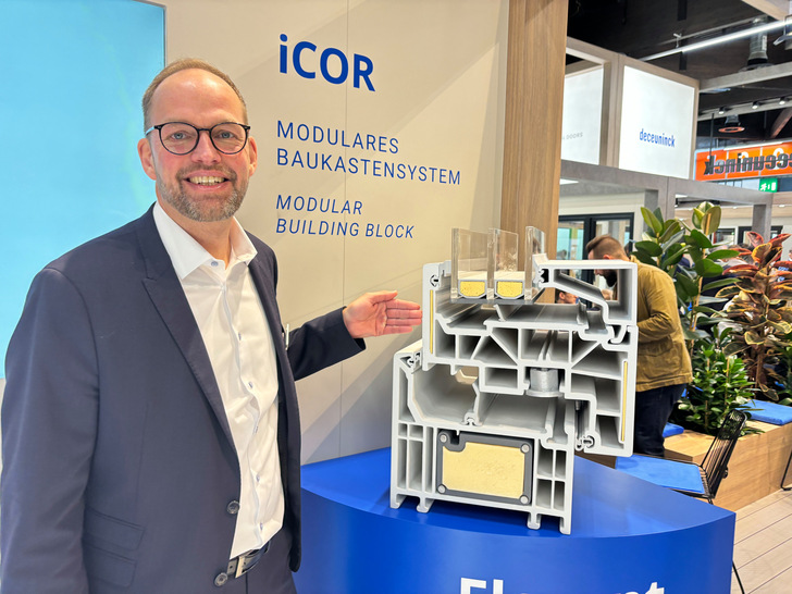  Jörn Schütte, Deceunick Gesamtvertriebsleiter DACH, präsentiert auf der FRONTALE das modulare Baukastensystem icor und weitere innovative Bestandteile in einem Elegant-Fenster von Deceuninck. Es wird so möglich, dass der Stahl durch leichtere Verstärkungen substituiert wird und somit das Profil zusätzlich CO2 in der Produktion und Logistik einsparen kann.