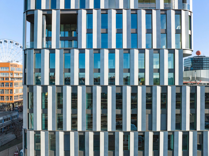 Die Dreidimensionalität der Fassade entsteht durch das Schattenspiel der abwechselnd konvex und konkav angeordneten V-Elemente.