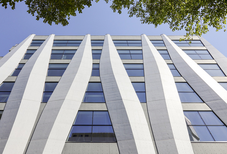 Die Tragstruktur des Ikeuchi Gate Buildings besteht aus blattförmigen Stahlbetonstützen. Diese geben einen erdbebensicheren Halt und erlauben eine sehr flexible Innenraumgestaltung.