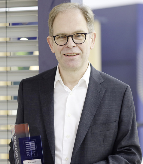 Auf der R+T konnte sich Klaus Braun über den Innovationspreis in Silber in der Kategorie Raffstoren freuen. - © Foto: Alukon
