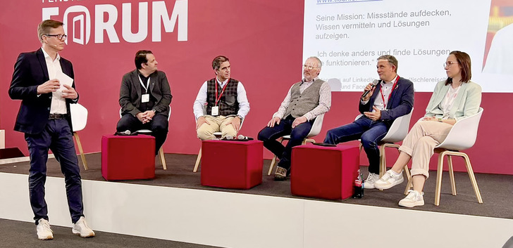 Mit dem Leitthema „Influencer in der Fensterwelt - Mitarbeiter und Chefs erobern Social Media!“ moderiert GW-Chefredakteur Daniel Mund auf der Fensterbau Frontale eine Gesprächsrunde mit „Winfluencern“ aus der Fensterbranche und gibt so spannende Einblicke in die Welt des Social Selling und Social Networking. - © Foto: Daniel Mund / ​GW
