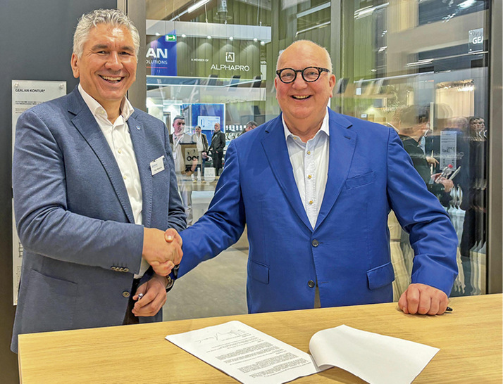 Der Abschluss der Kooperation wurde auf der Fensterbau Frontale am Gealan-Messestand besiegelt: (v. l.) 
Ivica Maurović, Sprecher der Gealan-Geschäftsführung, und Martin Meesenburg, Inhaber und GF der gleichnamigen Gruppe, bündeln die Kompetenzen der beiden Unternehmen. - © Foto: Daniel Mund / ​GW
