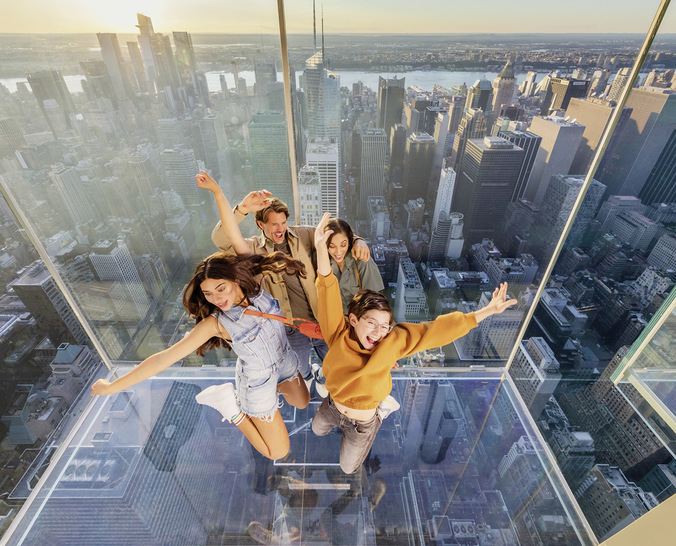 Wer traut sich über den Glasboden zu gehen? - © Foto: Evan Joseph Studios
