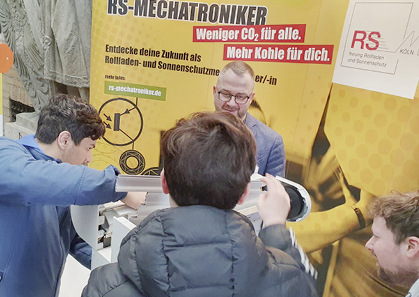  Schüler konnten sich bei der Ausbildungsbörse u. a. in praktischer Übung ein Bild von der Arbeit in einem zukunftssicheren Handwerk machen.