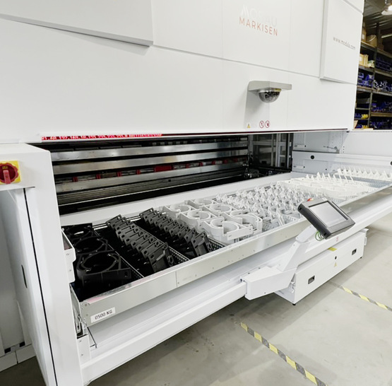  Die Materialzuführung bei der Kommissionierung wird ergonomischer und sicherer für das Personal. Schwere Konsolen etc. sind leichter zu händeln.