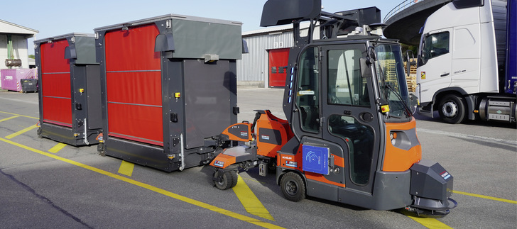  Im Roto Werk in Leinfelden fährt ein fahrerloser Outdoor-Transportzug, der das gesamte Produktionsoutput vollautomatisiert  vom Zwischenlager 
der Produktion in den Versand fährt.