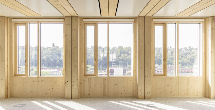 Das sechsgeschossige Bürogebäude Platinum ist das erste Holz-Hybrid-Bürogebäude in Wiesbaden. Energieeffizienz im Randverbund wird durch Swisspacer Abstandhalter erreicht. - © Foto: Joerg Hempel, Germany
