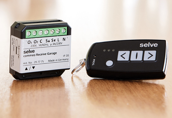  Komfortables Steuern aller gängiger Garagentorantriebe: Dafür wurde den neue Funkempfänger commeo Receive Garage nebst passendem Sender zum Zu- und Auffahren des Tores entwickelt.