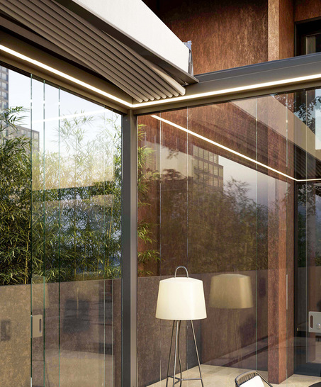  ﻿Der gefaltete Behang wird formschön versetzt übereinander ­zusammengefahren, und kann bei Bedarf mit einem optionalen Schutzdach abgedeckt werden. 