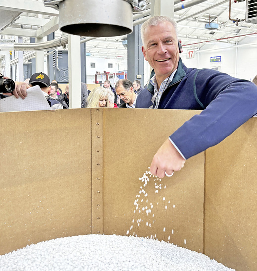  Dr. Peter Mrosik freut sich darüber, dass das Werk in Pirmasens jetzt direkt das eigene Recycling-Material produzieren kann. Damit kann der Profilsystemgeber die Qualität der rezyklierten Rohstoffe noch genauer kontrollieren.