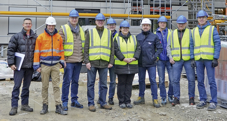  Bauexperten von B & O, Huber & Sohn und ift Rosenheim diskutierten Chancen und Verbesserungspotenziale der seriellen Sanierung und Aufstockung mit vorgefertigten Holzfassaden (v.l.Projektleiter Martin Nachtwey und Josef Huber (Huber & Sohn), Hermann Schmitz (ift Beirat/Veka), Prof. Jörn P. Lass, Markus Egli, Anyke Aguirre Cano (ift), Projektleiter Frank Melzer (B & O), Gregor Vollenberg, Martin Hessler, Andreas Preuß (ift))