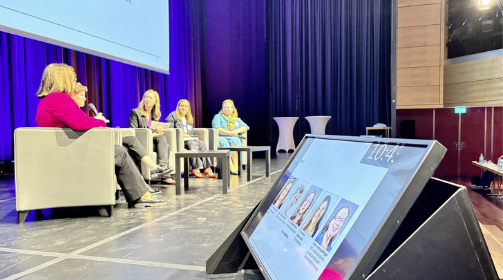 Gastgeberin Dr. Julia Bachinger bat beim erstmals im Rahmen des Fenster-Türen-Treffs stattfindenden Talk hochkarätige Expertinnen aus der Fenster- und Türenbranche auf die Bühne: Mag. Anette Klinger (IFN-Beteiligungs GmbH), Ing. Barbara Kranz (Kranz GmbH & Co. KG), Dr. Verena Oberrauch (EuroWindoor) und Karen Schausberger (IBS - Institut für Brandschutztechnik und Sicherheitsforschung) sprachen unter anderem über die Gründe für die hohe Qualität von Fenstern in Österreich und Süddeutschland, den Beitrag der Fensterbranche zur Sanierung, wie Innovationen entstehen können und den Nutzen der europäischen und nationalen Normung für den Endkunden. - © Foto: Daniel Mund / GW
