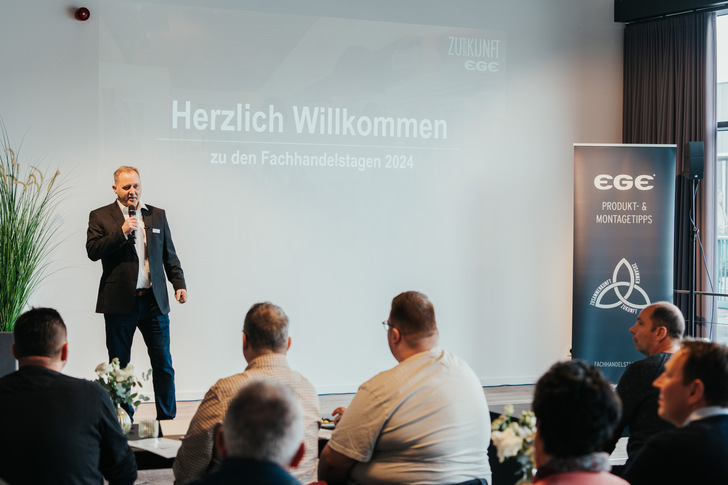  EGE-Vertriebsleiter Uwe Klusmeyer bei der Begrüßung der Fachhandelspartner.