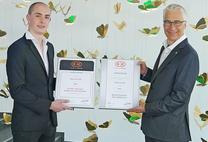 Norbert Neher (r.) erhält die Urkunden mit den Auszeichnungen aus den Händen von Plus X Award Produkt-Manager Lucas Wollenhaupt. - © Neher Systeme
