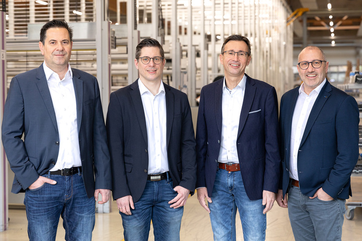  Christian Schaller, Geschäftsführer Hella Holding, Sebastian Flüchter und Ingo Gaiser, Geschäftsführer Hella Deutschland und Andreas Kraler, geschäftsführender Gesellschafter der Hella-Gruppe 