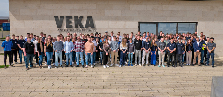 Insgesamt 110 Teilnehmerinnen und Teilnehmer waren zur ersten Azubi-TEC-Tagung bei VEKA angereist - © Veka
