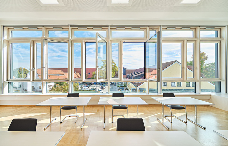 Offenes und helles Raum-Wohn-Konzept, realisiert mit der Pfosten-Riegelkonstruktion „Fassade 50“ - © BUG Aluminium-Systeme
