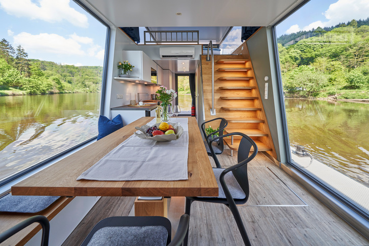 Die großen Glasflächen sorgen für ein angenehmes Ambiente mit viel Tageslicht. Das Fenstersystem heroal W 72 ermöglicht uneingeschränkte Panoramaausblicke auf das Wasser und in die Natur.