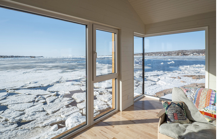 Auch wenn die Eisschollen zum Greifen nahe scheinen, spürt man im Wohnraum nichts von den frostigen Außentemperaturen. - © Foto: Schüco International KG
