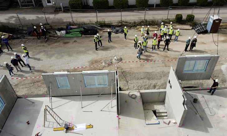 Das Einheben eines Betonfertigelementes incl. Leerrohre und sanitären Rohinstallationen sowie des Windowments erfolgte in ca. 15 min., die komplette Fassade aus vier Elementen in weniger als einer Stunde. - © Foto: Beck + Heun
