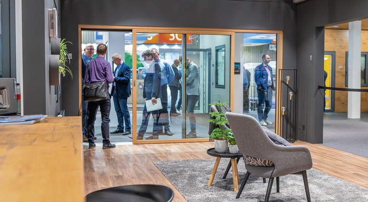  Großes Interesse von Verarbeitern und Händlern: Im smarten Haus zeigte Siegenia, wie sich Lösungen mithilfe von Matter herstellerübergreifend zu intelligenten Szenarien ­verbinden lassen und das Raumkomfort-­Erlebnis steigern.