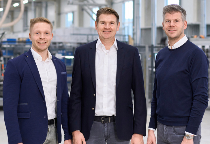 Marcel Fellhölter (l.), Thorsten Peine und Manuel Peine sind sich einig, dass die aktuelle Neuausrichtung die ­Zukunftsfähigkeit des Unternehmens Peine nachhaltig sichert.