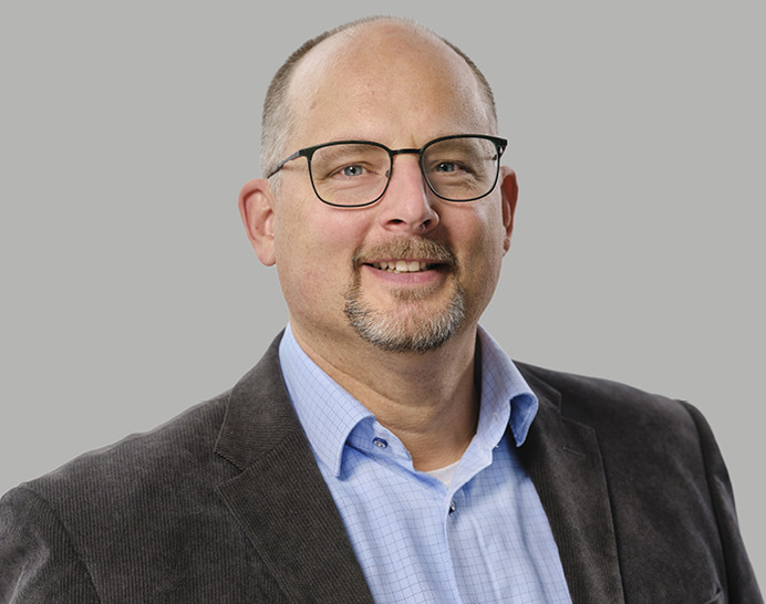  Der Autor Carsten Willmann ist Diplom-Bauingenieur, Sachverständiger für vorbeugenden Brandschutz und Brandschutzbeauftragter. Als Geschäftsführer leitet er ein Ingenieurbüro mit Hauptsitz in Stuttgart.