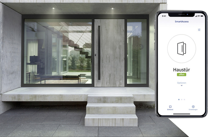 Das Smartphone wird zum Schlüssel: die intuitiv bedienbare App zum Tür- und Toröffner. Die Bluetooth-Zutrittskontrolle erlaubt die Türöffnung ohne Internet oder Cloud. - © Foto: Carl Fuhr GmbH & Co. KG
