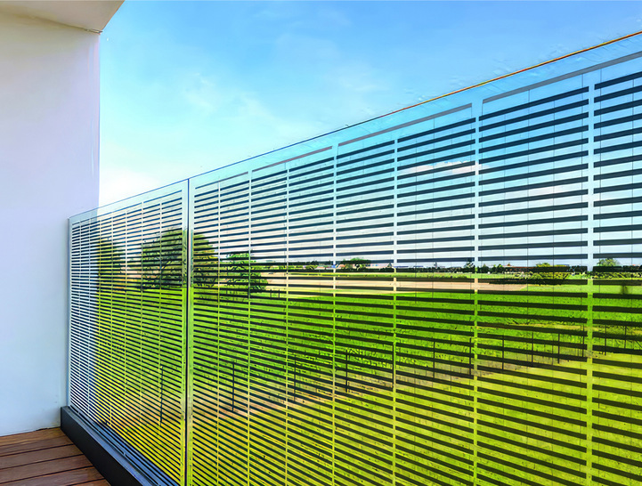  Glas Marte bringt bei seinen PV Balkonen die Technik im unteren Bereich an. Das hat den Vorteil, dass auf einen Handlauf verzichtet werden kann, was der Absturz­sicherung ein wesentlich filigraneres Erscheinungsbild verleiht.