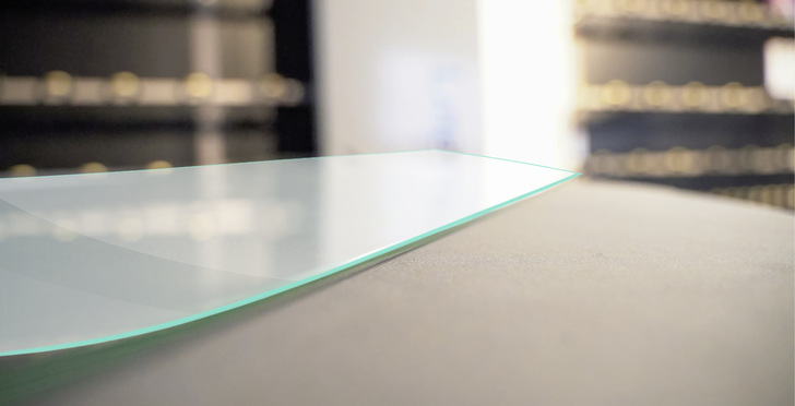  Gläser mit zu hoher Gesamtdurchbiegung führen schnell zu Problemen beim Ein­fahren in Sortieranlagen, bei der Verarbeitung zu Verbundglas oder auch in der Presse einer Isolierglas-Linie.