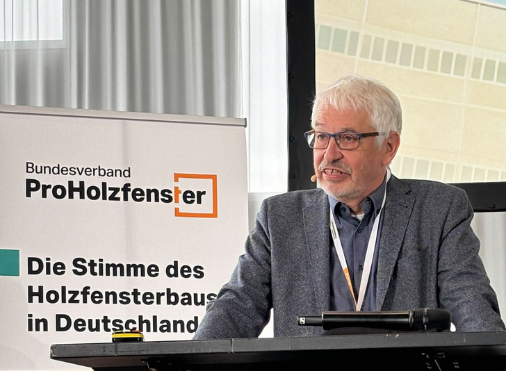 Eduard Appelhans auf dem ProHolzfensterkongress 2024 in Essen  - © Daniel Mund / GW
