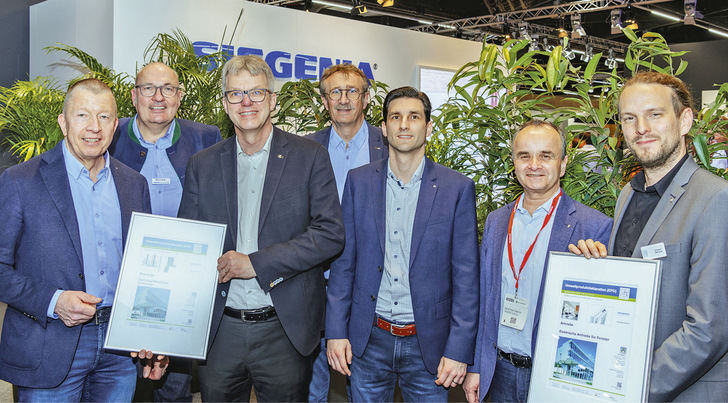  Prof. Jörn P. Lass (3. v. l.), Institutsleiter ift Rosenheim, überreicht Wieland Frank (l.), Geschäftsführender ­Gesellschafter von Siegenia, EPDs für die Lösungen von Siegenia auf der Fensterbau Frontale 2024. Zwischen Frank und Prof. Lass im Bild: Markus Bade