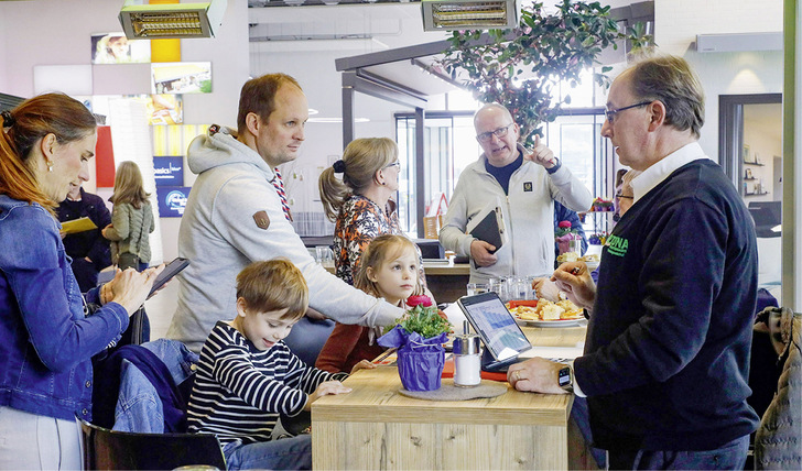 Das Weinor-Beratungsteam freute sich am Sonnenschutztag über ein reges ­Besucherinteresse. - © Foto: Weinor
