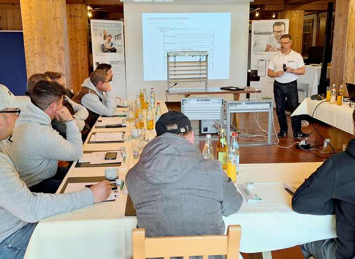 In Sachen Wissensvermittlung ist Guido Schildbach auch bundesweit unterwegs, wie z. B. einer individuellen ­Schulung bei einem Fachbetrieb in Bayern. - © Foto: Selve
