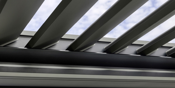  Die modifizierte Lamellengeometrie mit Profilschräge und verlängerten Stirnkappen optimiert das Abtropfverhalten bei Regen und minimiert so das Spritzwasser.