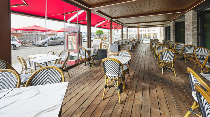  Offen oder geschlossen, den Außenbereich an der Strasse zusätzlich beschattet oder nicht, die realisierte Lösung von KE ist maximal flexibel.