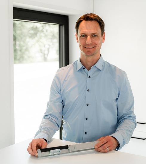 Matthias Gröninger präsentiert den Fensterantrieb DK-100. - © Gröninger Antriebstechnik GmbH & Co. KG
