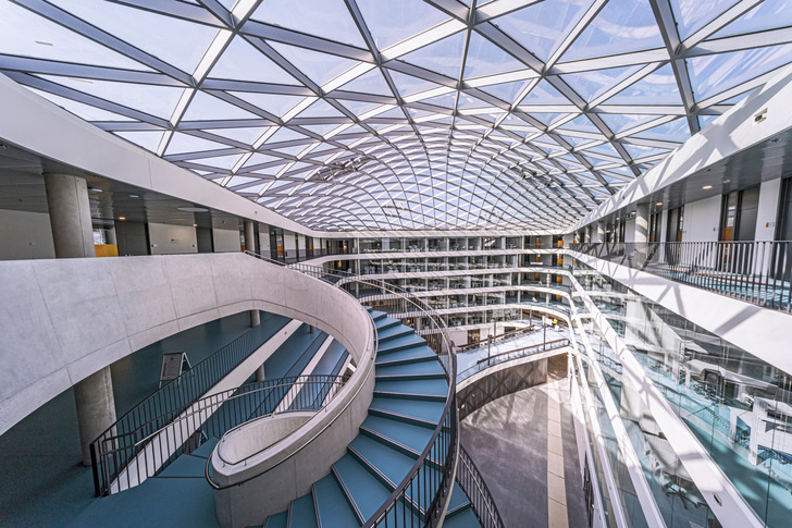 Das von Tageslicht durchflutete Atrium, dessen Dachsohle 22 m und dessen Oberkante 29 über dem Boden liegt, dient als wettergeschützter Campus des DHBW im Talkessel von Stuttgart. 