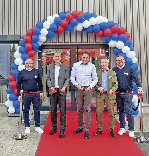  Martin Stöger (Vertriebsleitung Industrielacke, v.li.), Lutz Marschall (CCO), Dirk Sieverding (CEO), Ralf Schlichtig (Verkaufsleitung Bautenschutz) und Roland Brinkmann (Geschäftsführer DACH) durchschneiden das Band und eröffnen damit offiziell das neue Remmers Training und Service Center in Berlin.