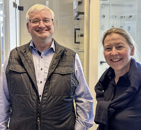  Tim Böl (55) wird von Nathalie Peters, CRL Leiterin Vertrieb, begrüßt.