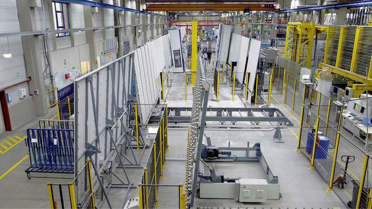  Ein Blick in die arcon Produktion: links die Säum-Linie mit der systron 6033es1 und rechts die 6033proHD Linie mit Speicher.