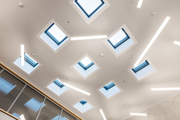 Neben der herkömmlichen Beleuchtung wurden zusätzlich begehbare Oberlichter in der Decke vorgesehen, um möglichst viel Tageslicht ins Innere einfallen zu lassen.