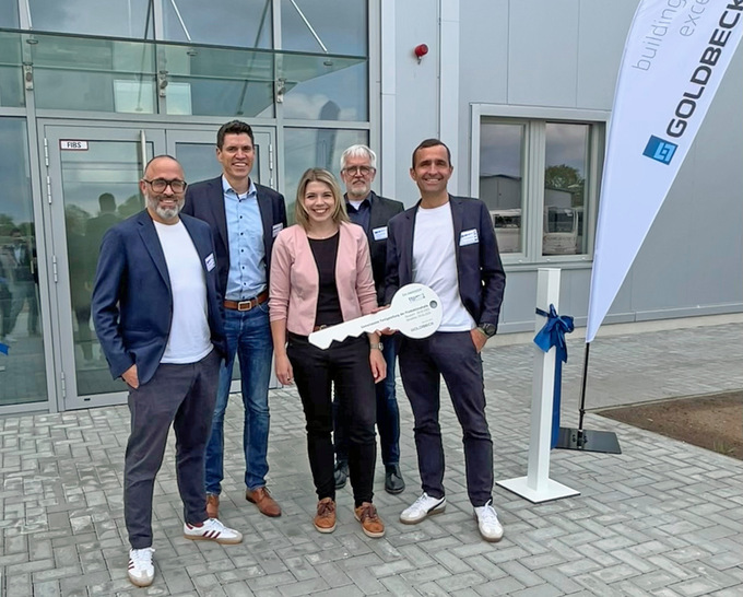  Bürgermeisterin Vanessa Gattung freut sich über das neue Werk in ihrer Stadt.
v.l.: Till Schmiedeknecht, Kai Hülsmann, Vanessa Gattung, Hermann Bahnes und Götz Schmiedeknecht.