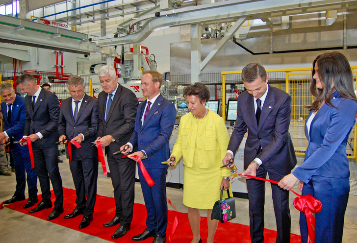  Ein Meilenstein: In Anwesenheit von Geschäftsführer Florian Kneer und Drazen Soldo (4. und 2. v.re.) ist an Christi Himmelfahrt das Aluminium-Presswerk von Kneer und Soldo in Široki Brijeg (Bosnien-Herzegowina) eingeweiht worden